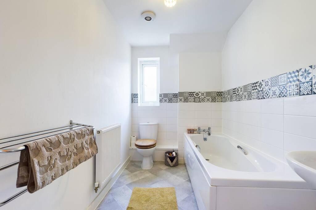 Chic City Centre Apartment With Allocated Parking Swansea Eksteriør billede