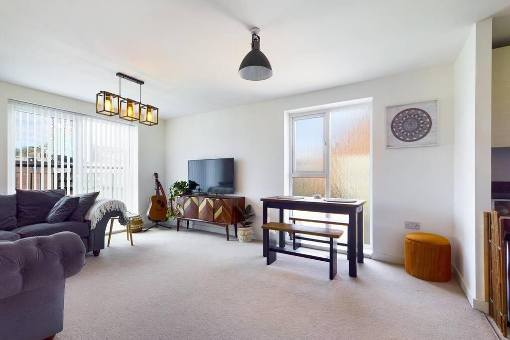 Chic City Centre Apartment With Allocated Parking Swansea Eksteriør billede