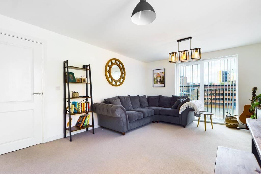 Chic City Centre Apartment With Allocated Parking Swansea Eksteriør billede
