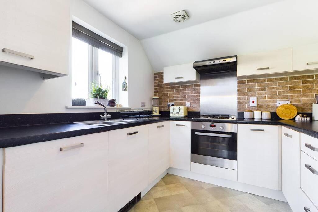Chic City Centre Apartment With Allocated Parking Swansea Eksteriør billede