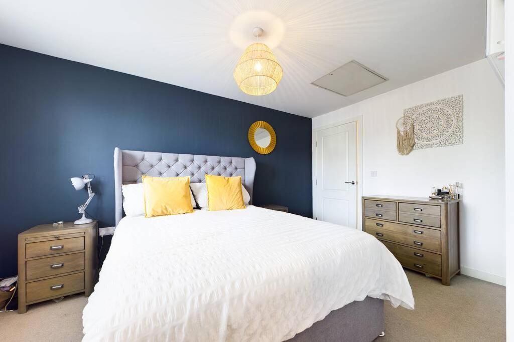 Chic City Centre Apartment With Allocated Parking Swansea Eksteriør billede