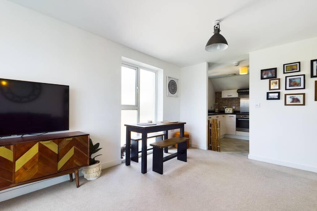 Chic City Centre Apartment With Allocated Parking Swansea Eksteriør billede