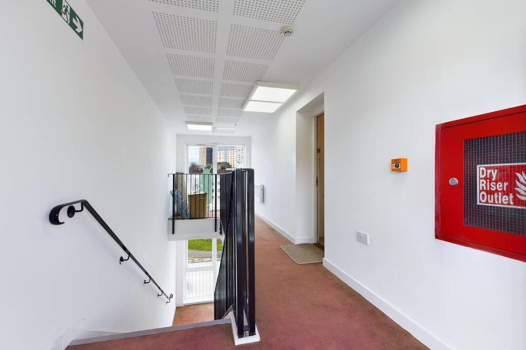 Chic City Centre Apartment With Allocated Parking Swansea Eksteriør billede